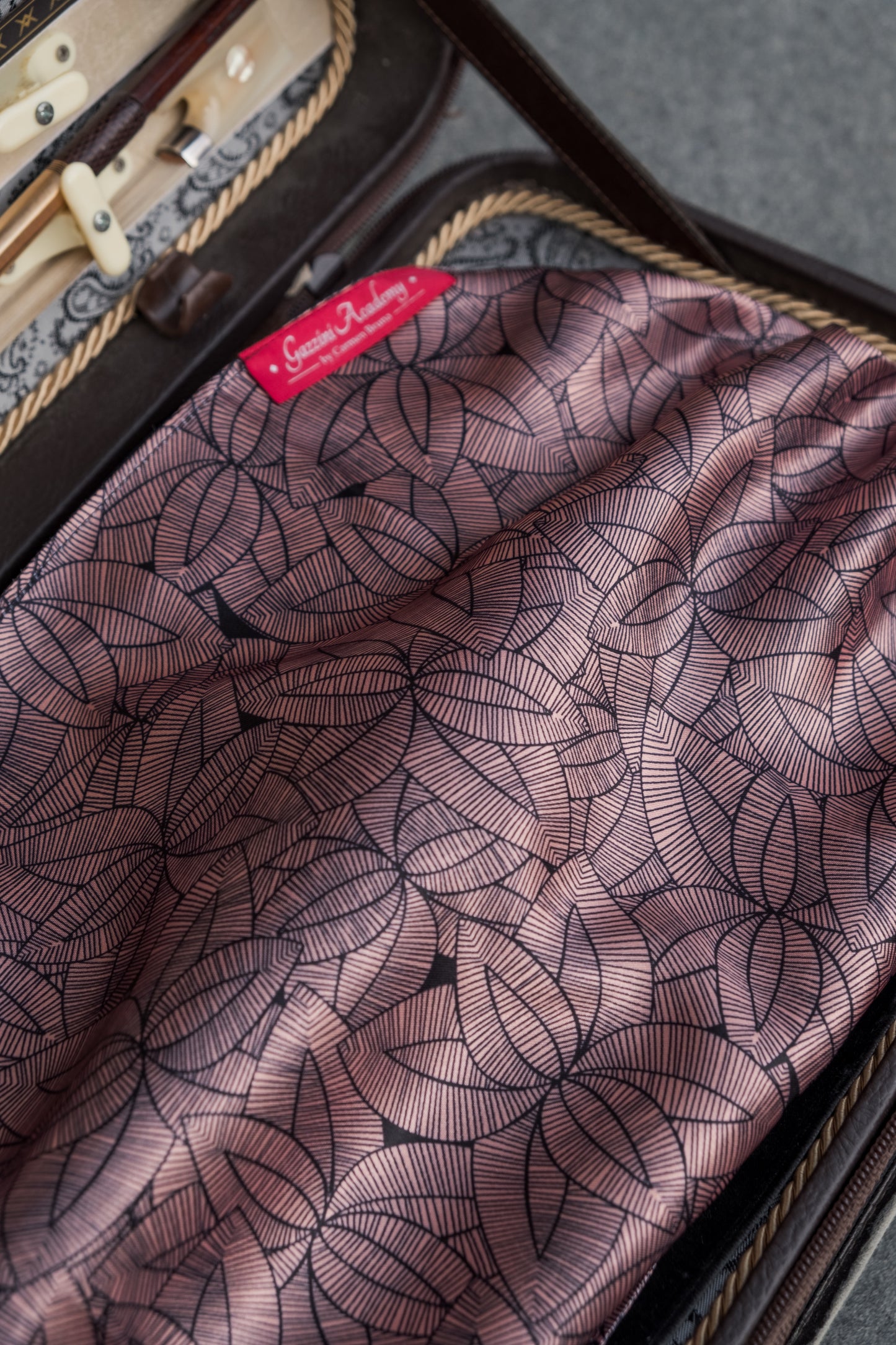 VIOLIN SLEEVE - Lavender Japanese Lotus