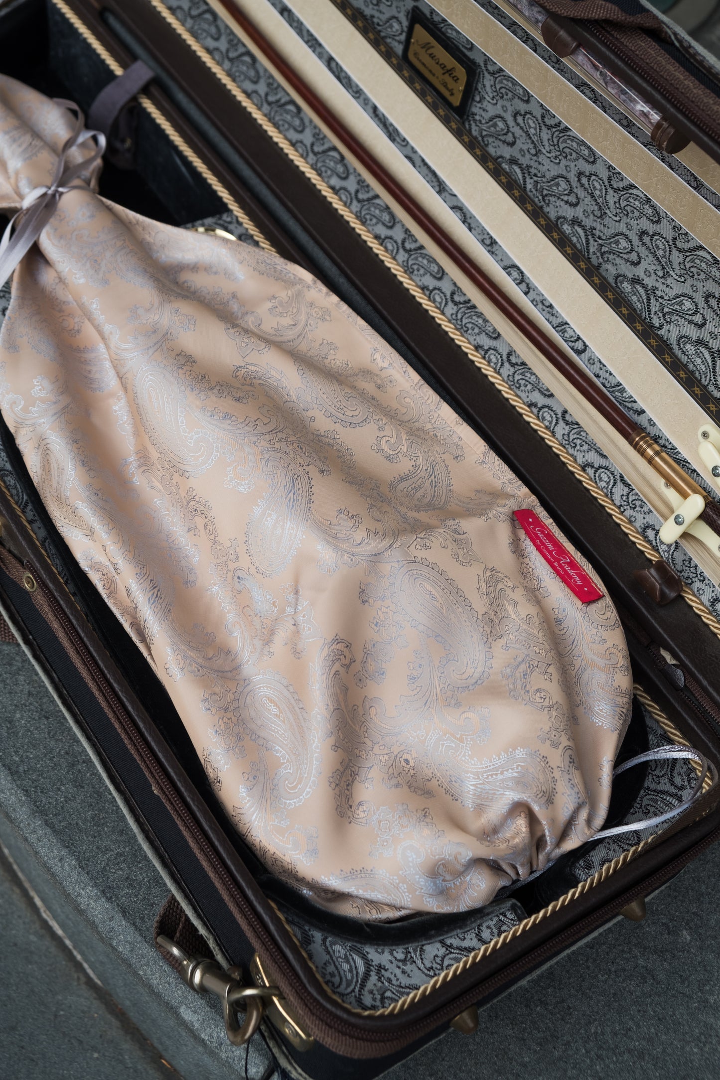 VIOLIN SLEEVE - Beige & Silver Paisley